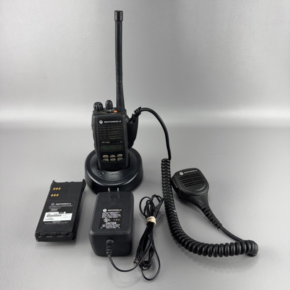 Motorola HT1250 VHS 136-174mhz 128 Ch Portable Radio Narrow Band AAH25KDF9AA5AN - Picture 1 of 14